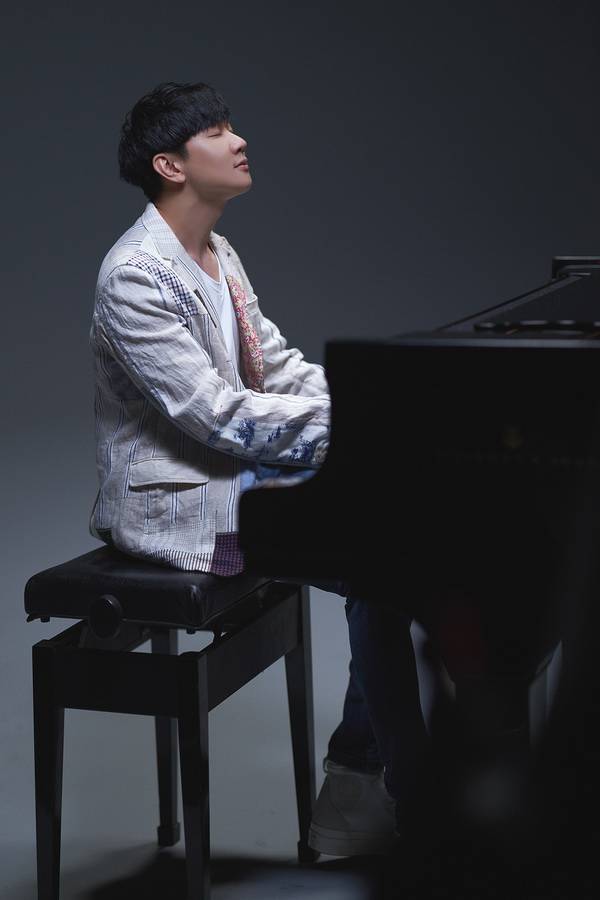 林俊杰钢琴照片图片