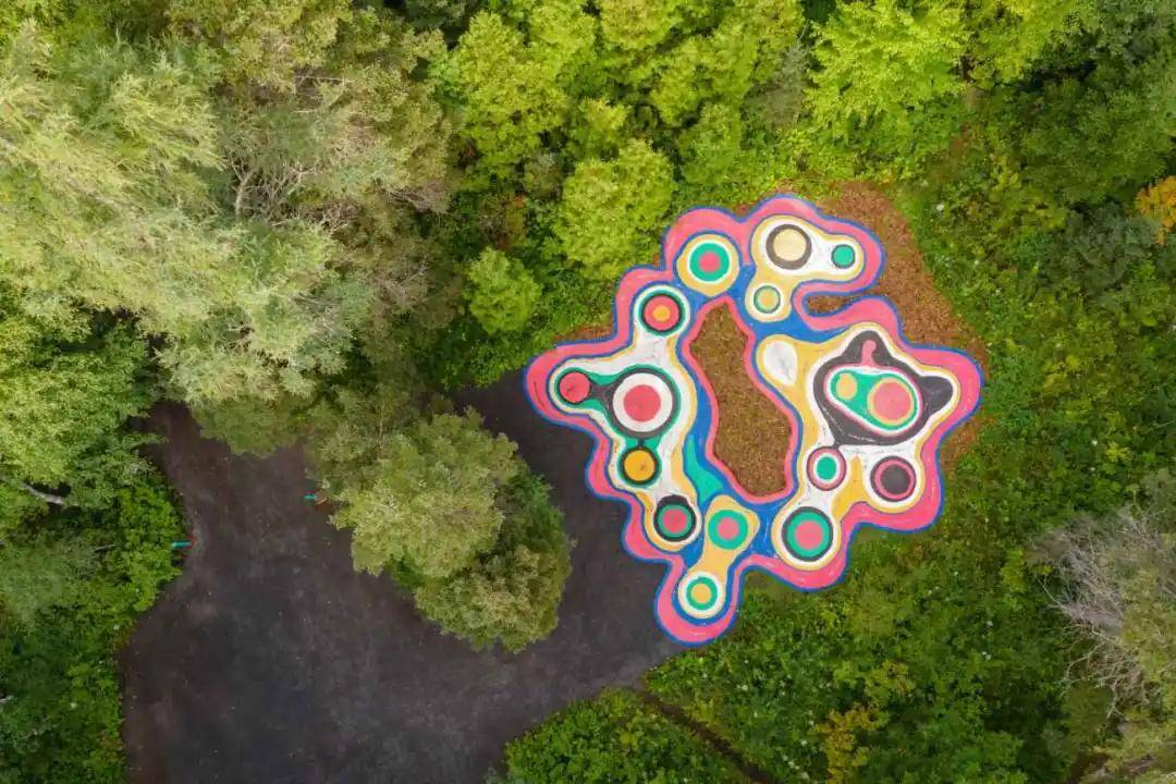 它是一个景观设计装置,位于加拿大魁北克省普林斯市的梅蒂斯花园,于