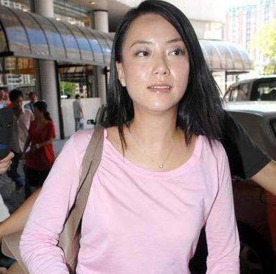 她陪伴谢霆锋25年,未婚生下"私生女",如今她怎么样了_霍汶希