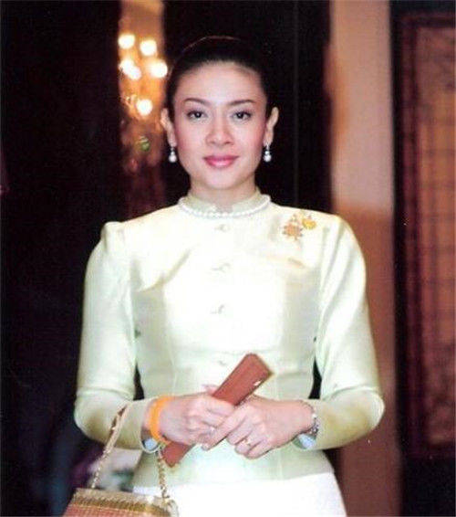 玛哈明面上已经有过两个女人,一个是表妹颂莎瓦丽·吉滴耶功