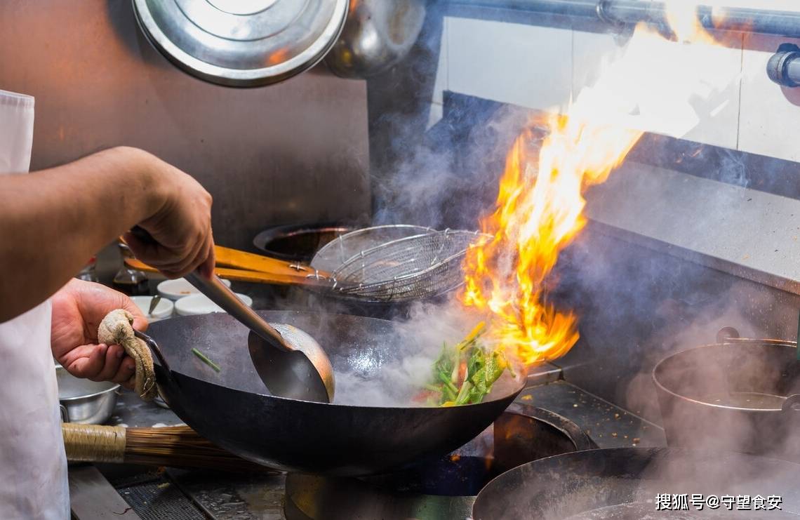 油锅冒烟的时候,油温往往已经达到了200℃以上,此时才把菜下锅的话