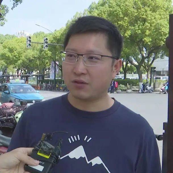 "压垮成年人只需一个家长群 "?_冯翠苗