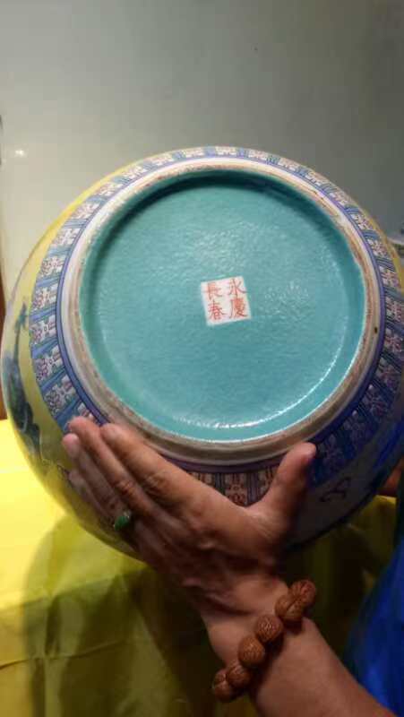器 底: 书 "永庆长春" 款.