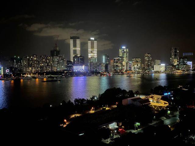 这也不同于国内制造商在白天拍摄夜景的风格.