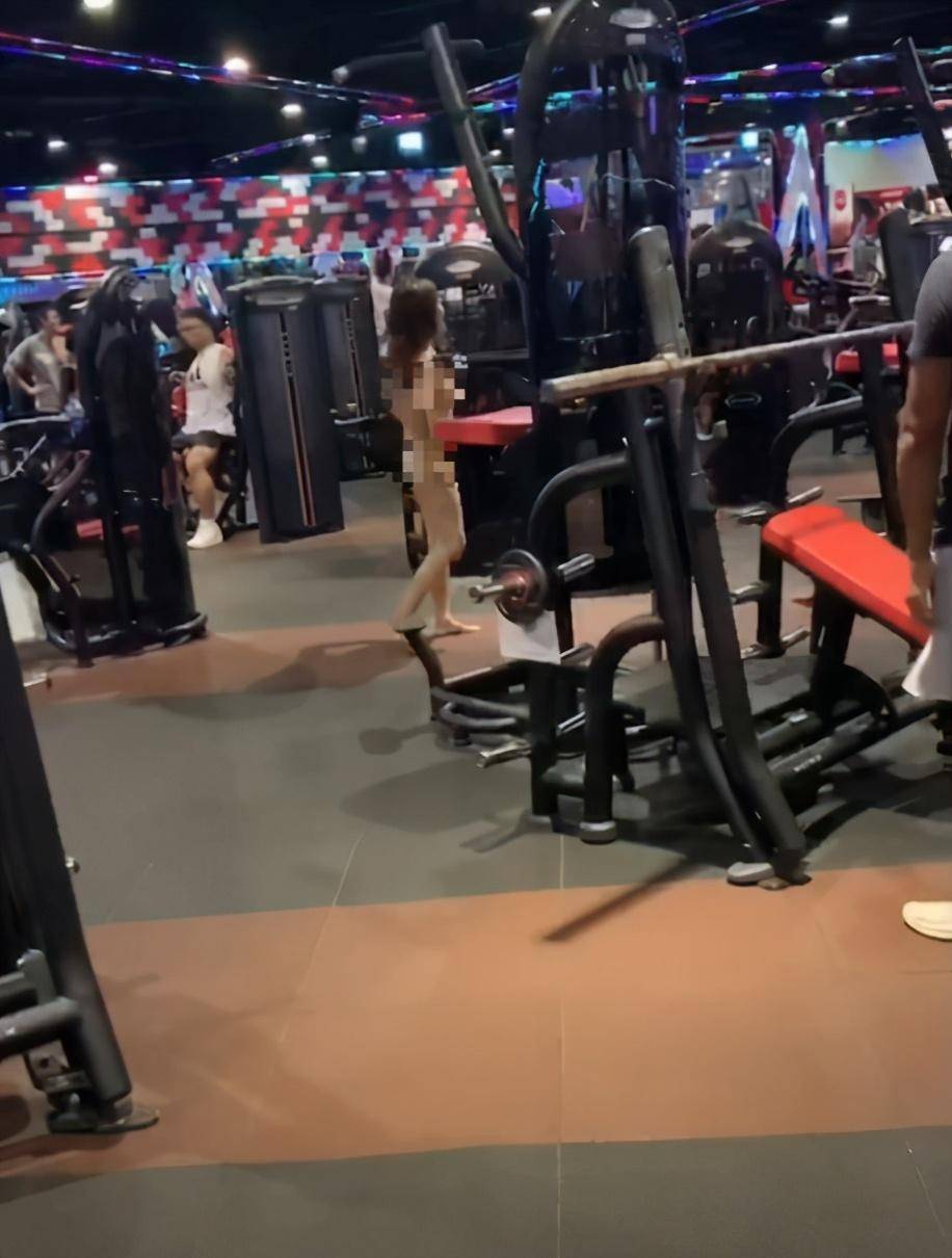 妙龄女孩全裸大闹健身房50分钟:没有羞耻心,真的很可怕_手机搜狐网