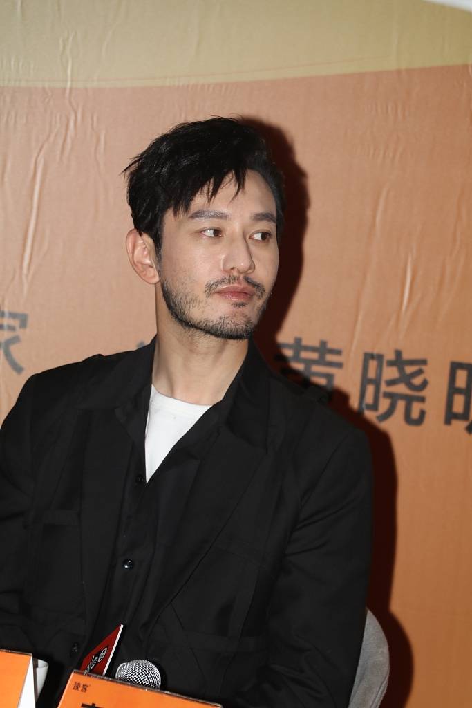黄晓明留胡须现身读者见面会与粉丝互动笑容灿烂