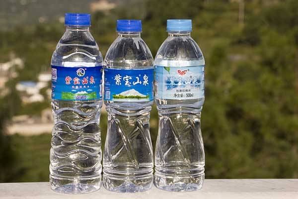云南桶装水厂家紫宝山泉提醒您购买桶装水千万不要图便宜