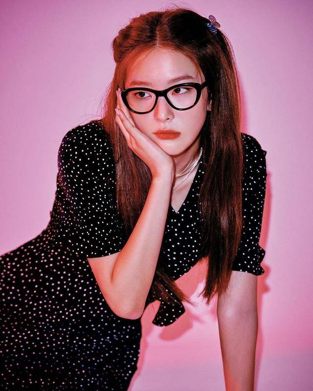 姜涩琪最新时尚大片来袭,甜辣风少女帅气又吸睛,单眼皮也好美