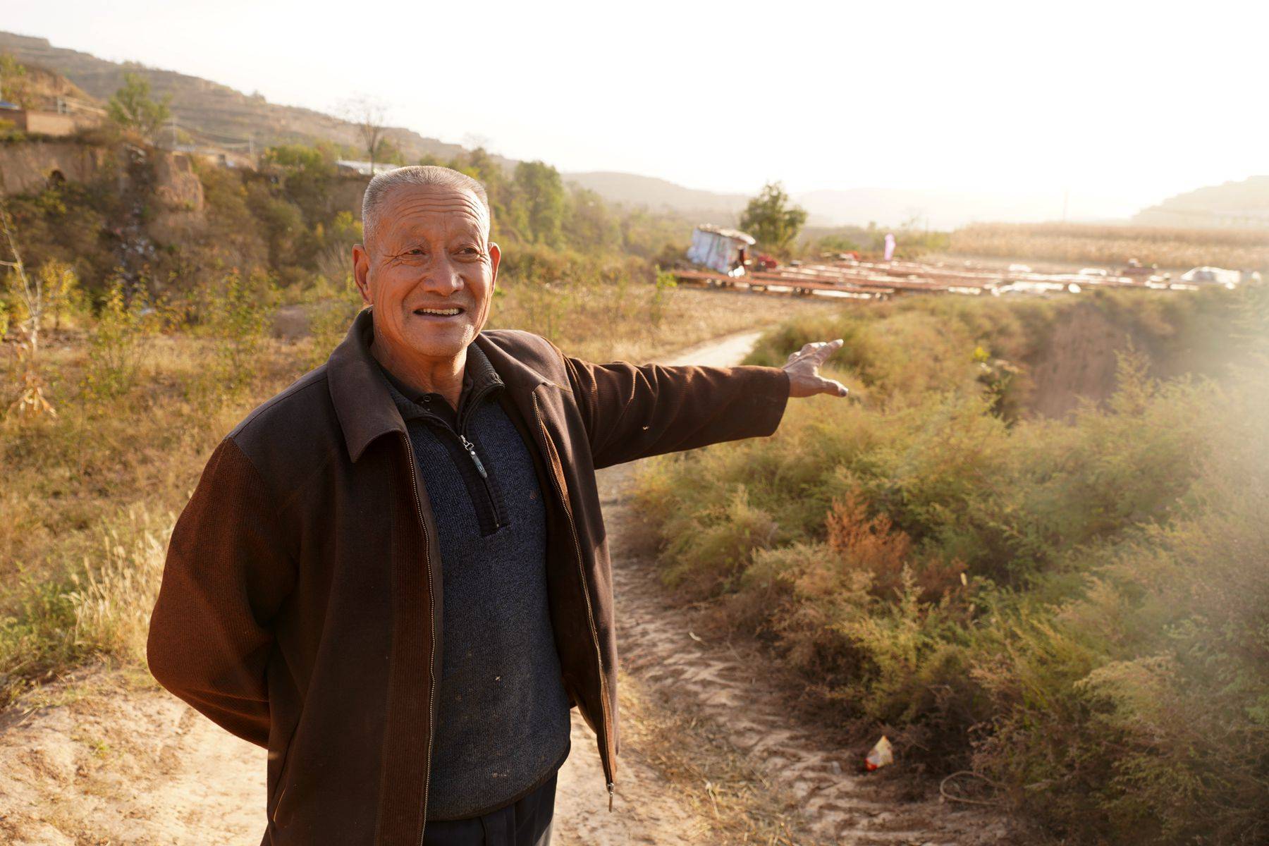 原创74岁农民大爷守护柿饼吃住野外防山贼如打仗累人