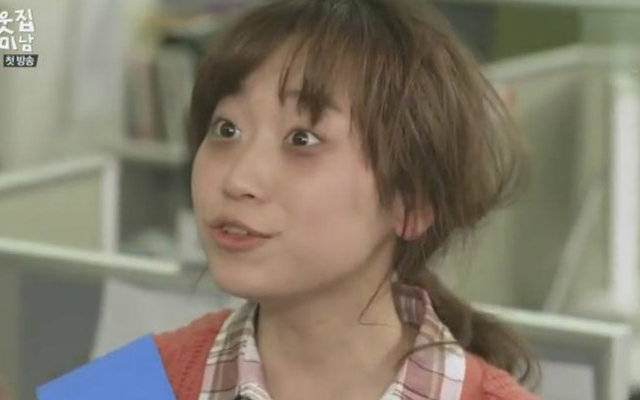 皮肤暗黄粗糙,脸颊两侧都长了点痘痘,皮肤还特别干,眼角的细纹,黑眼圈