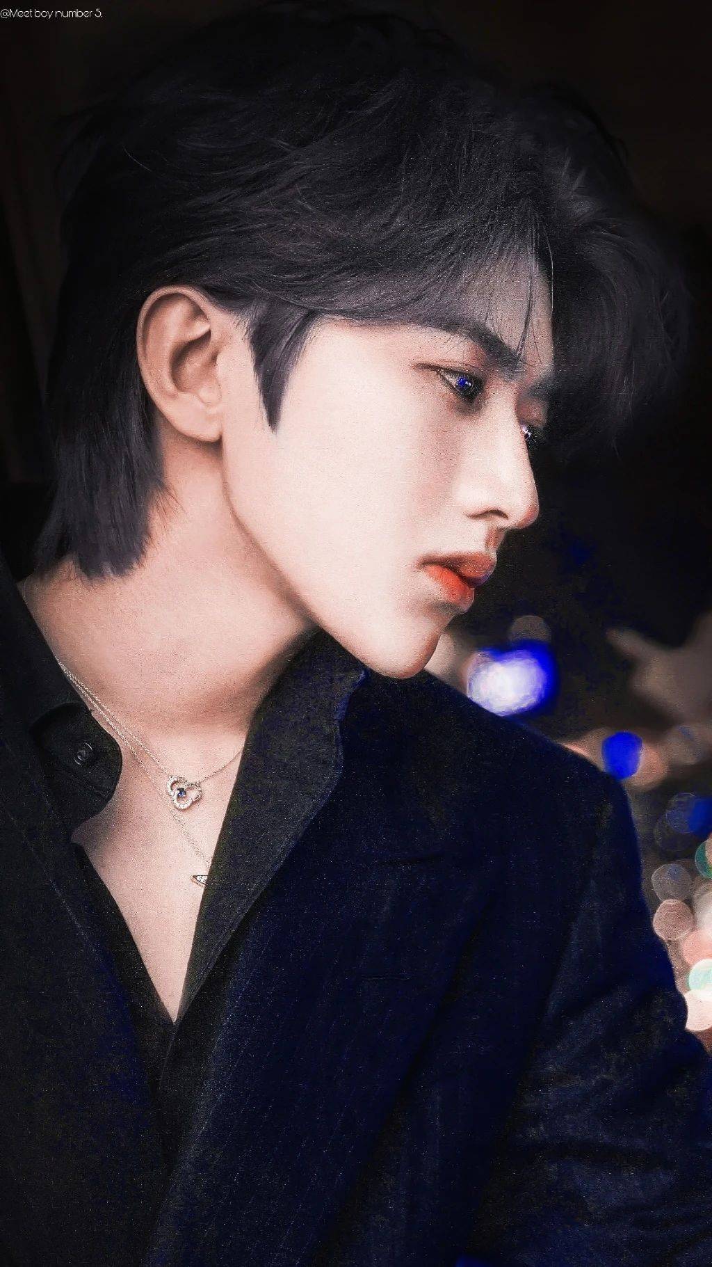 蔡徐坤壁纸一直想控制对你的感情只是我忘了感情这事由不得人