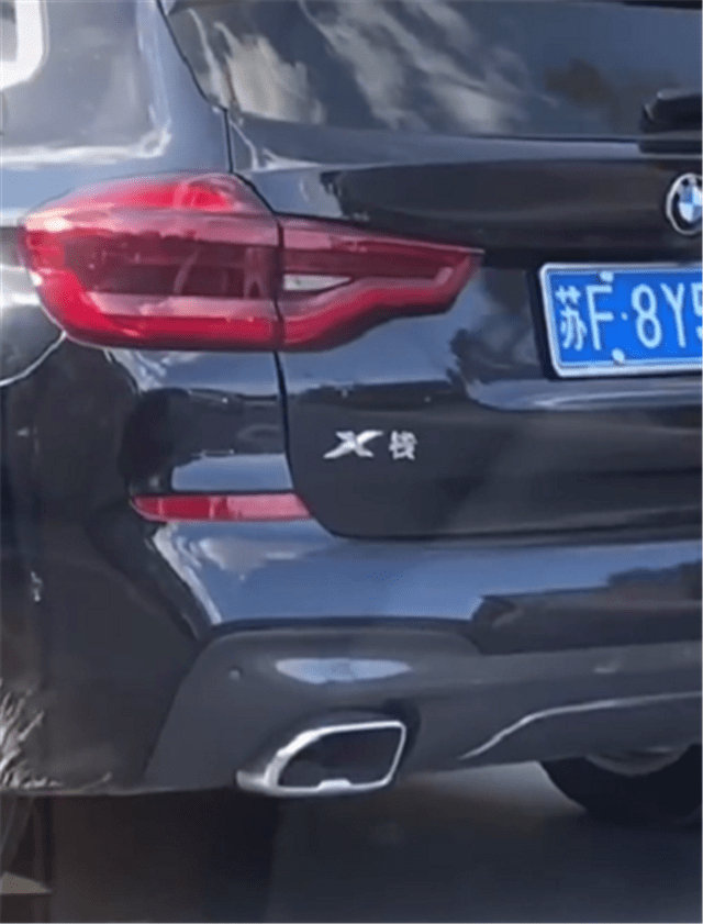x钱的宝马江苏首台车主改装尾标开上街还常被人偷拍