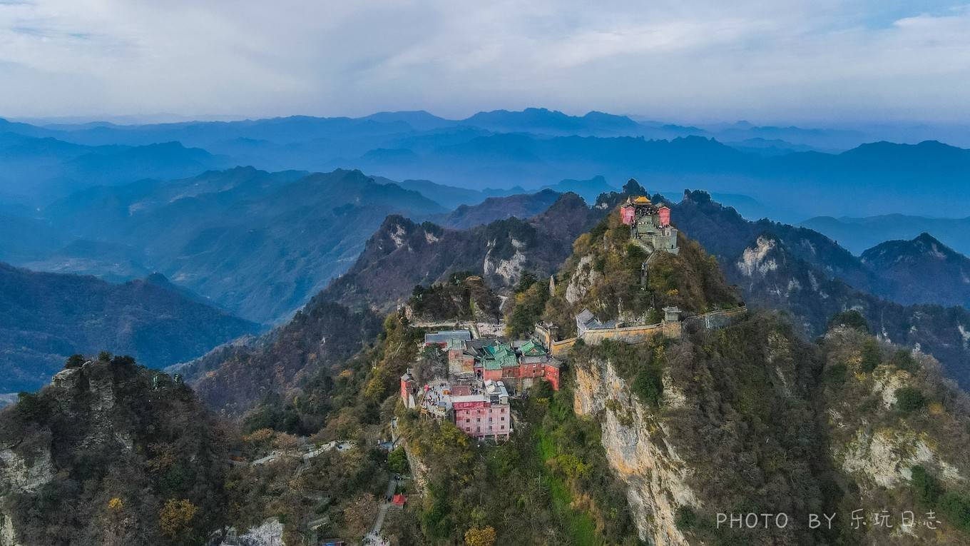 航拍武当山金顶,建在天空的琼楼玉宇,云雾缭绕宛如仙境