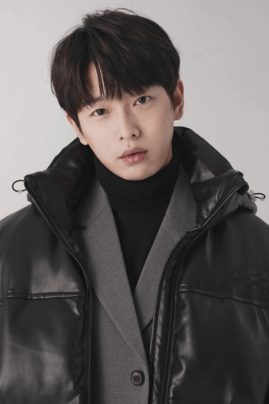 彭昱畅日系男友穿搭太标准啦!高领毛衣配牛仔,像个奶奶的小学弟