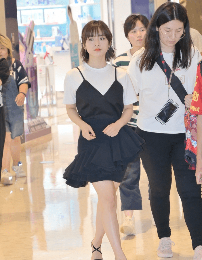 沈月刘海造型亮相活动,白t恤搭黑色吊带短裙,脚踩高跟腿不粗了