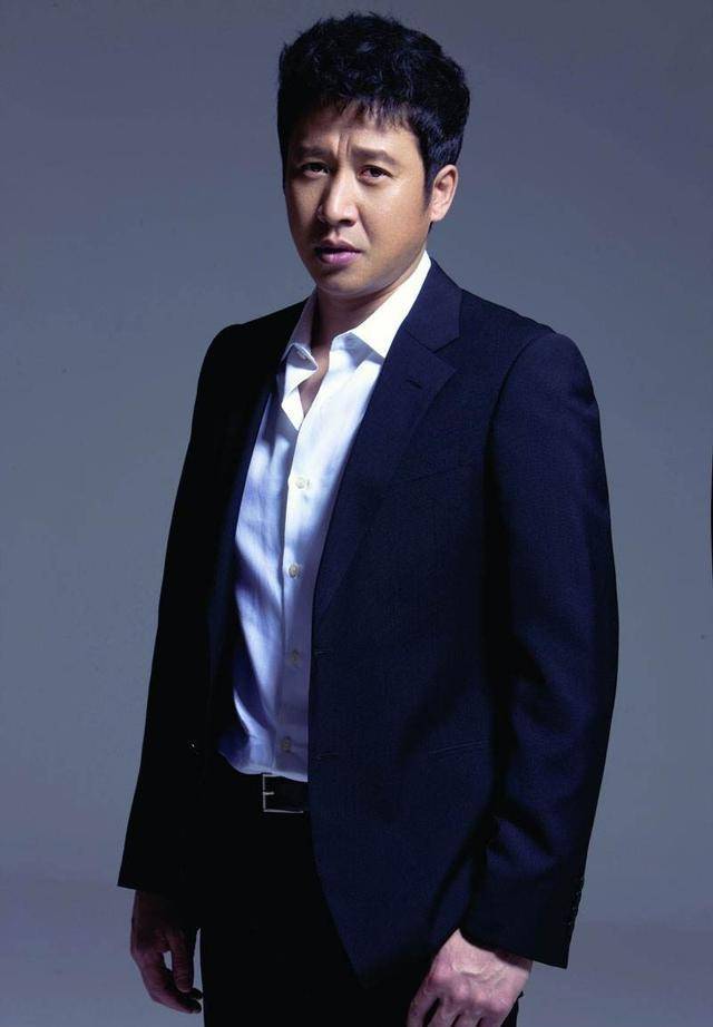 离婚多年的张国强后来在好友罗海琼的介绍下认识了小7岁的演员王晓男.