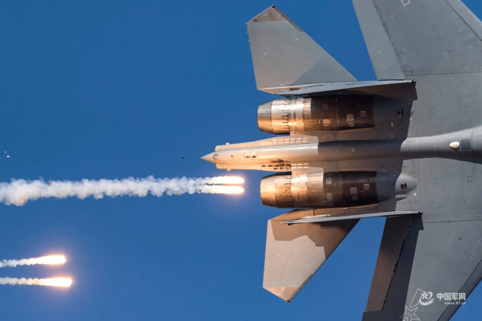 罕见!歼16战机海湾超低空掠海飞行