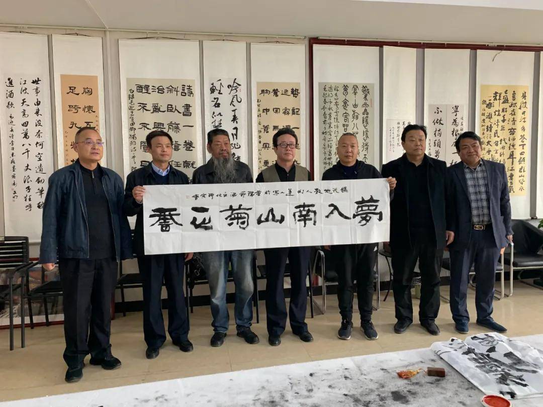 现任中国书画艺术频道美术主编,中国书法报驻运城站主任,主要擅长中国