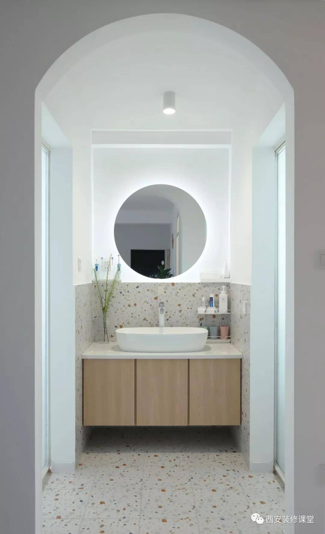 间砸掉合并成了一个卫生间,做了三分离布局,中间干区洗手台,垭口做了