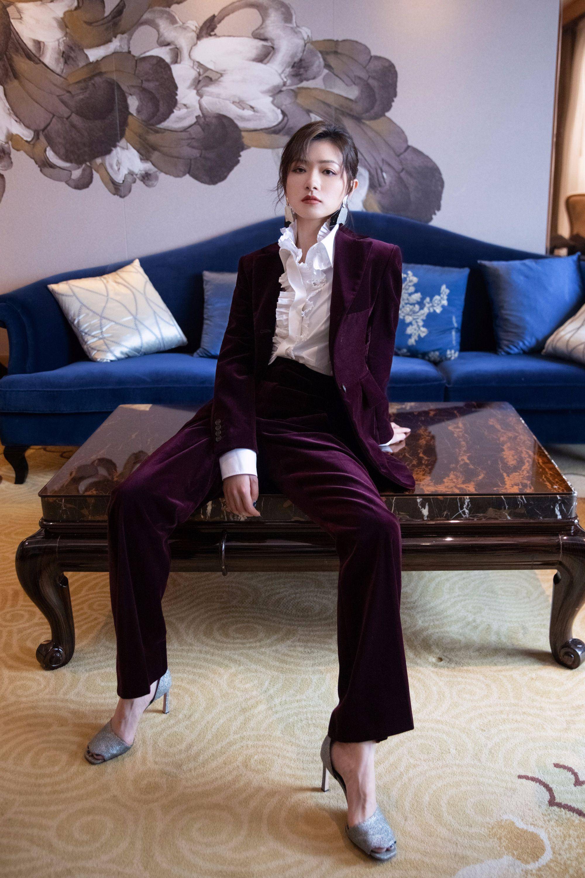 万茜真的越来越女人味,亮钻背心配羽毛裙,金色包包华丽闪耀