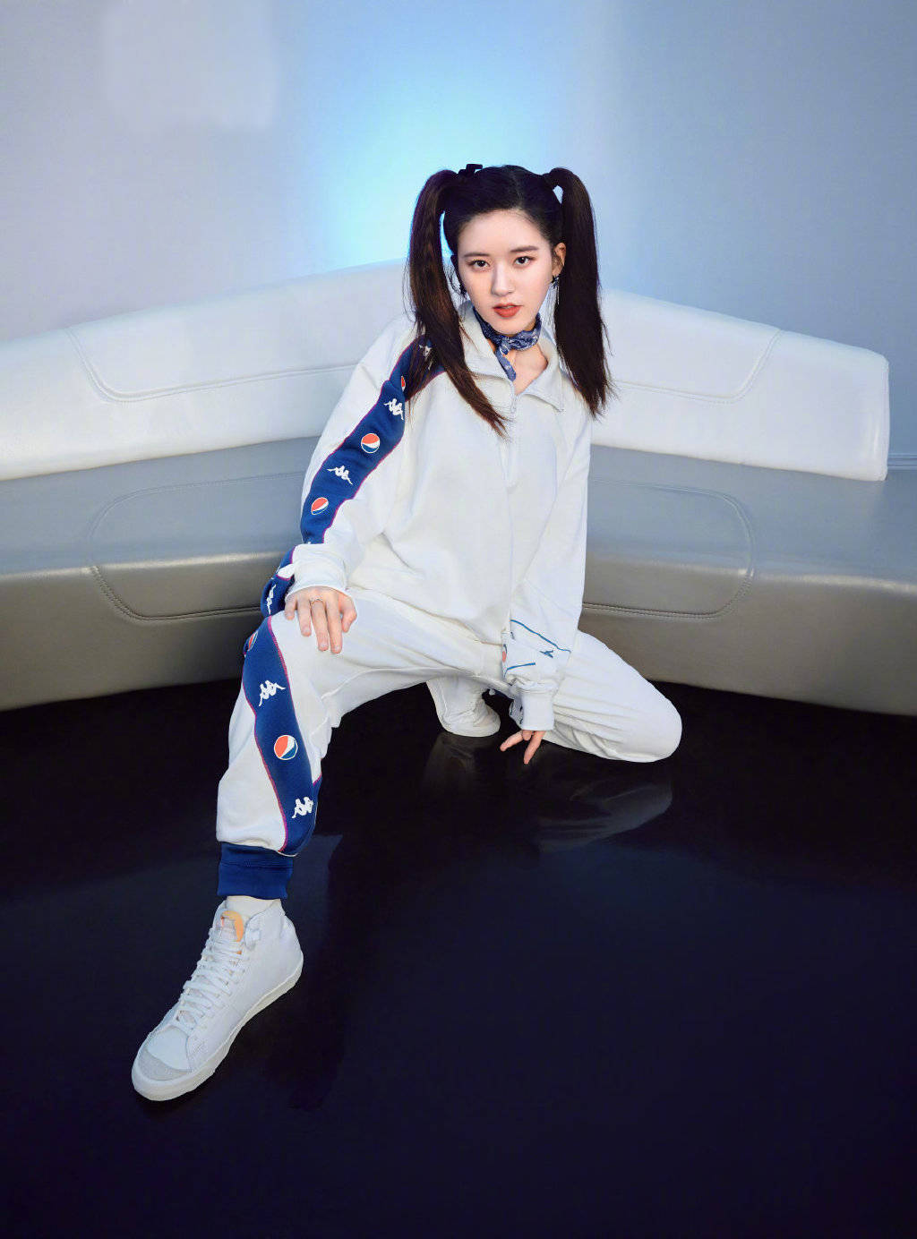 又是被赵露思惊艳的一天,穿拼接运动套装扎双马尾,可爱又帅气