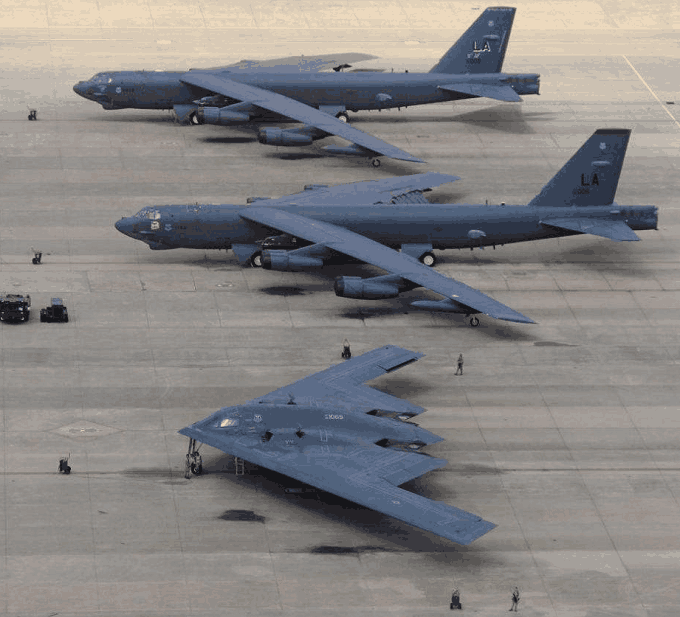 b52到底有多大把它p到核航母上才明白什么叫空中巨无霸