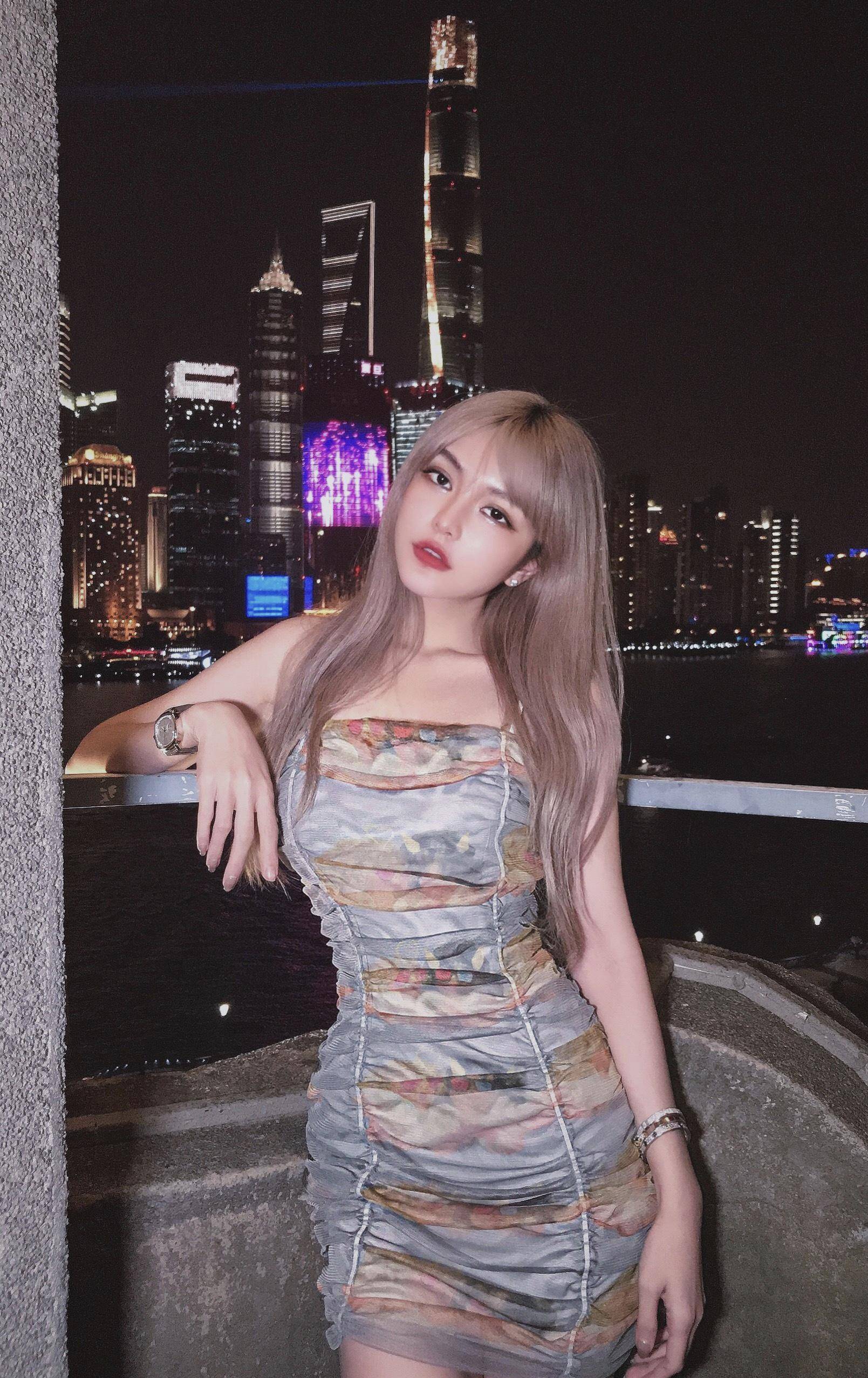 和罗志祥分手后独自精彩,发夜上海造型,印花修身裙秀s曲线_周扬青