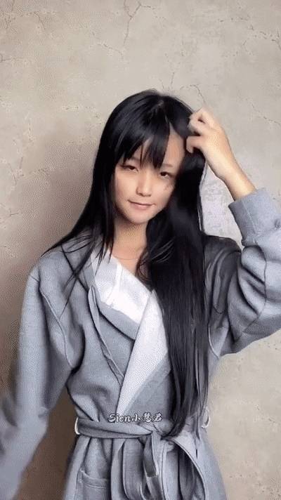 趣图爆笑GIF:她只是不好意思踢教练_女子