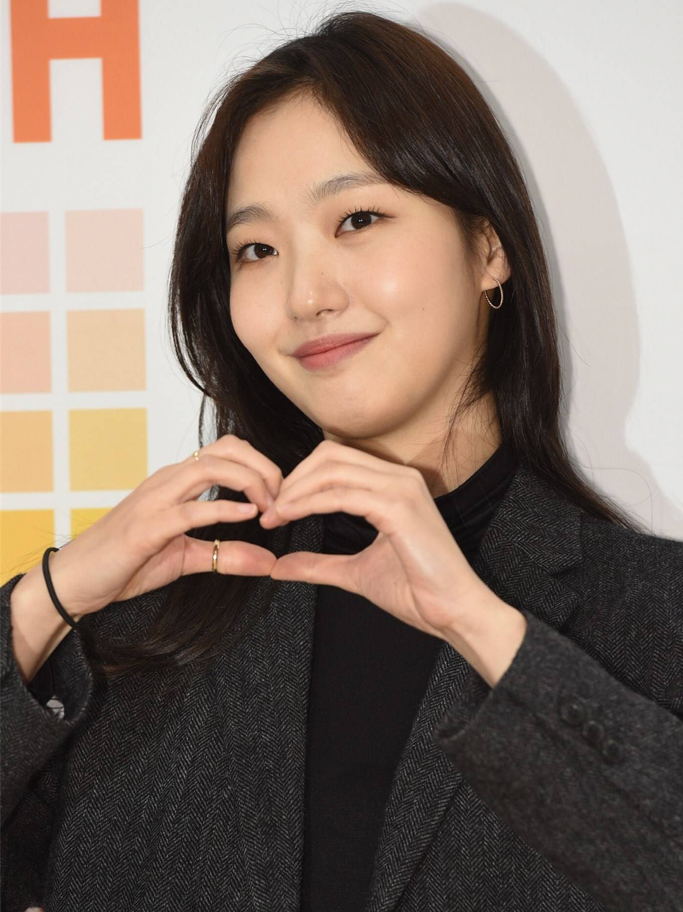 金高银出席活动穿简约西装搭牛仔裤职场范儿十足