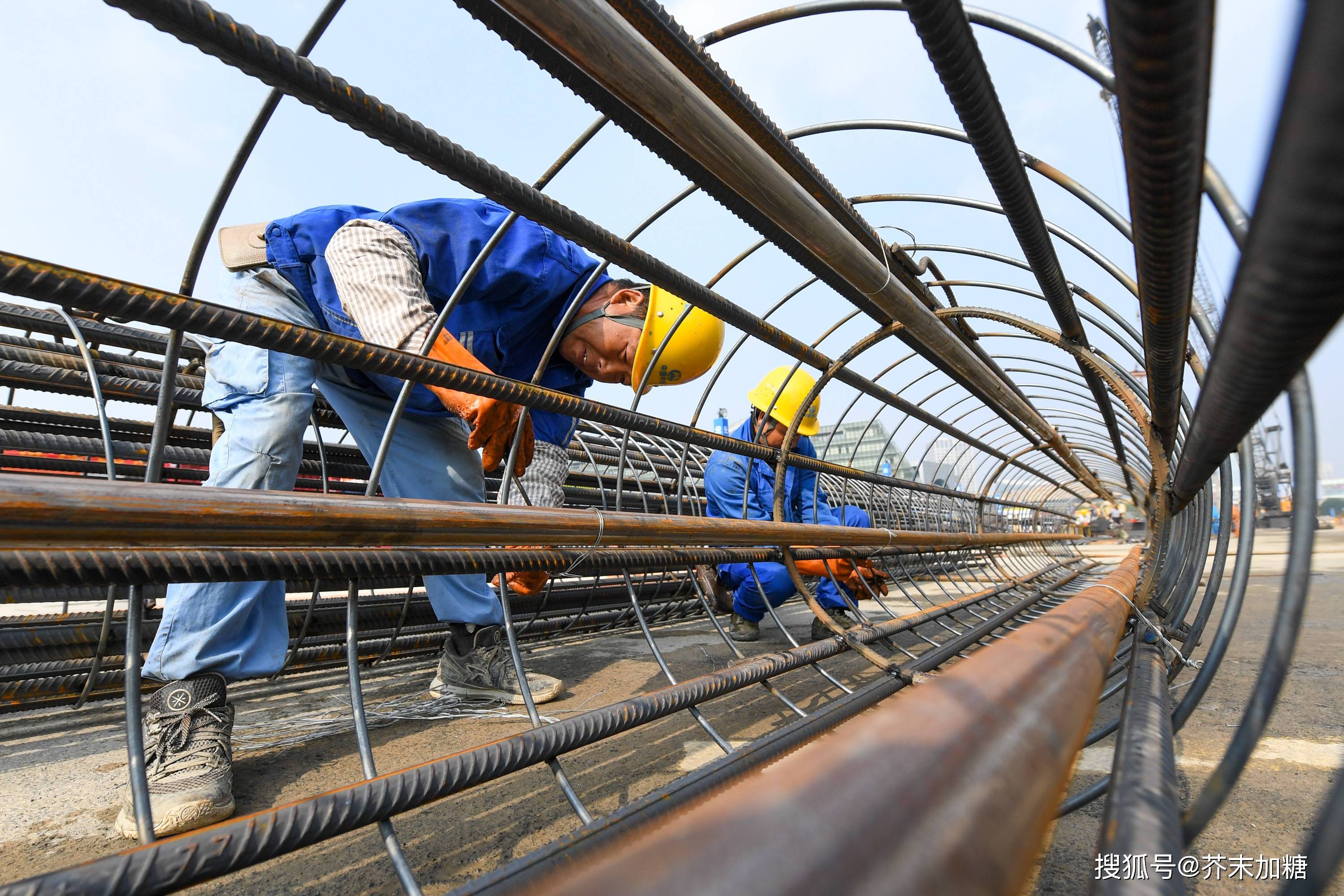 11月8日,在苏州市轨道交通8号线右岸街站施工现场,中铁十局城轨公司的