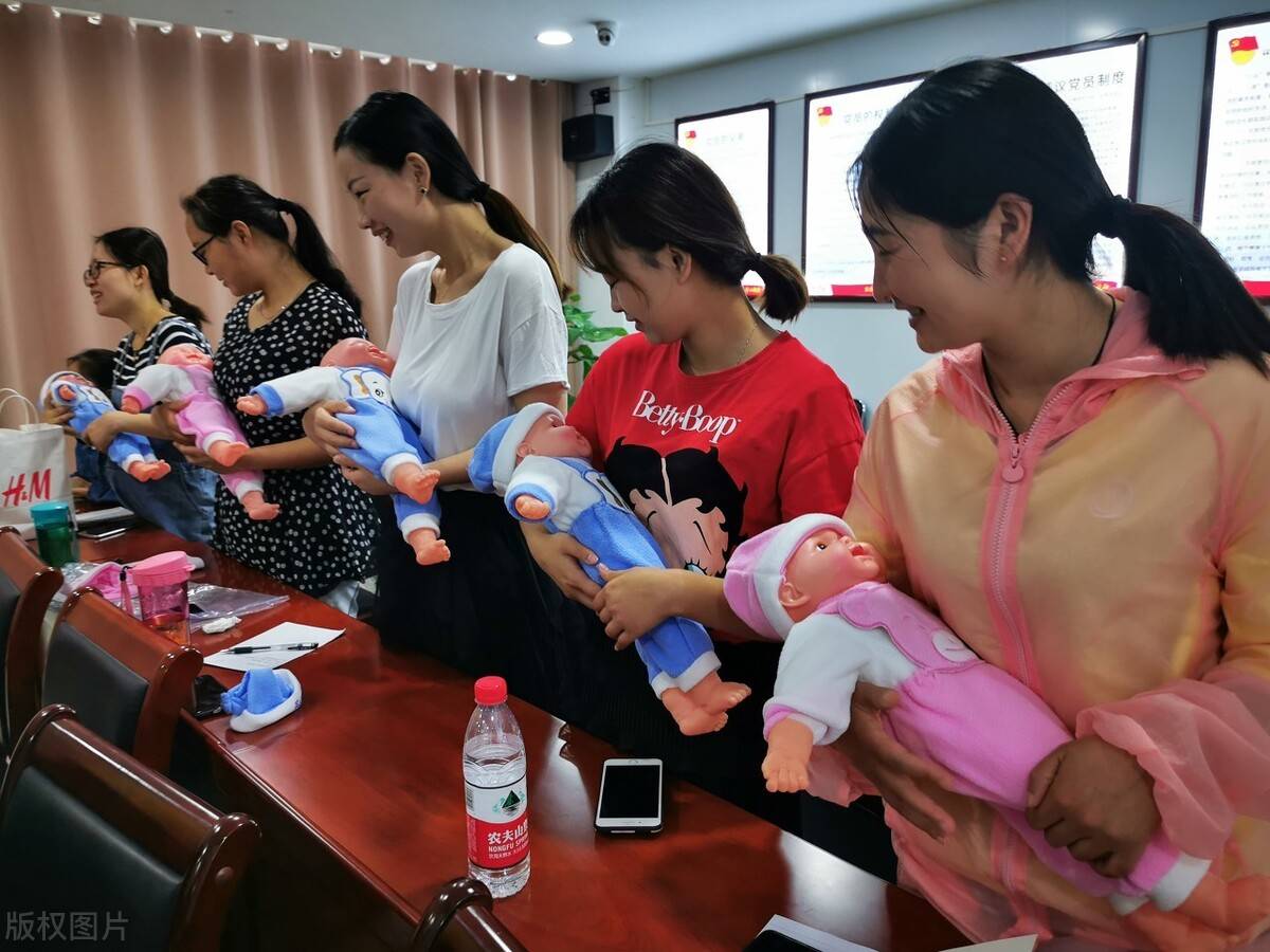 职场百科育婴师和月嫂的区别一嫂难求育婴师主要是做什么的