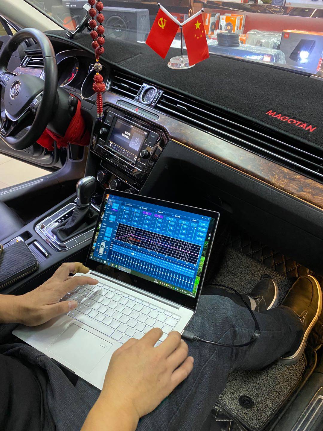 安装完成后,调音师开始调音.