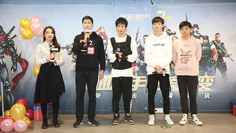 参与本次周年庆直播的嘉宾包括人气主播花圣,高玩解说阿春以及蛋糕