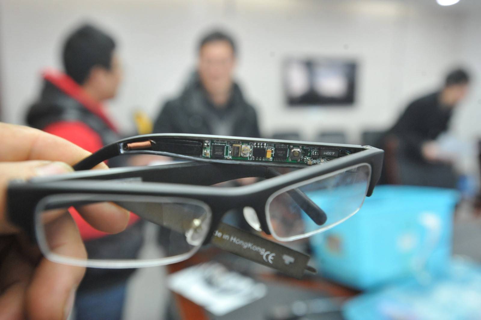 高科技毕业方式出来以前,很多监考老师都不知道可以通过眼镜,手表作弊