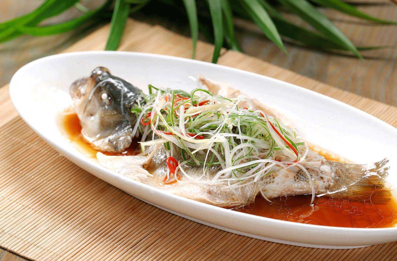 被誉为粤菜经典的清蒸鲈鱼到底有什么魔力小编带你去看看