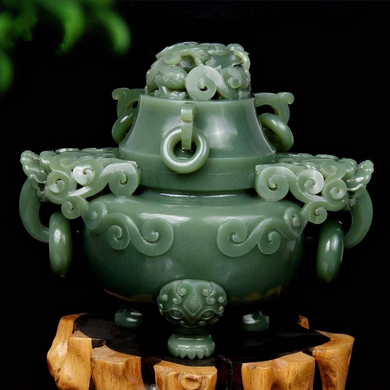 乾坤鼎,堪比混沌钟的先天至宝,传说是造化青莲的莲蓬所化,继承了部分