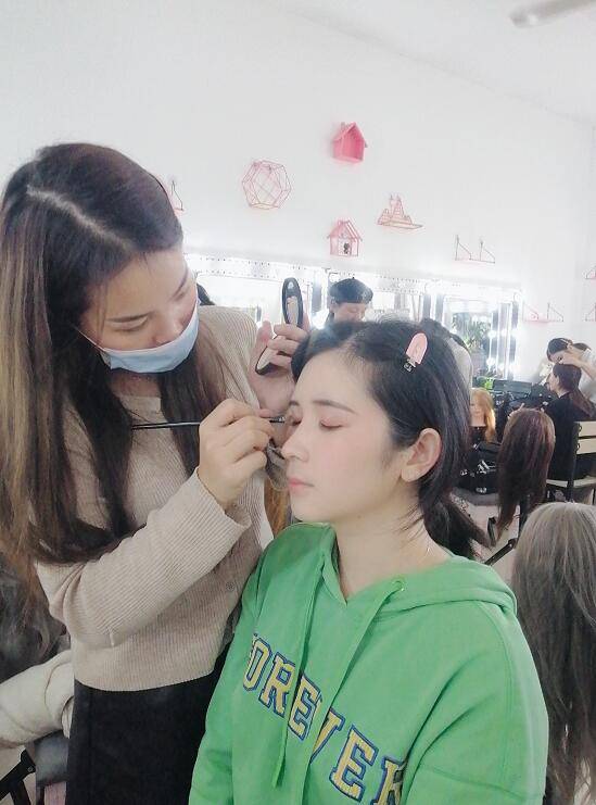 南昌晶炫化妆学校化妆学生日常实战课堂练习