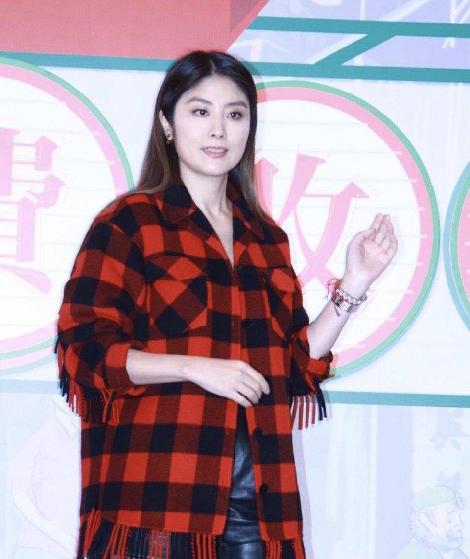 "陈慧琳"私服穿搭美太多,流苏格纹衬衫配皮短裤,意外时尚高级