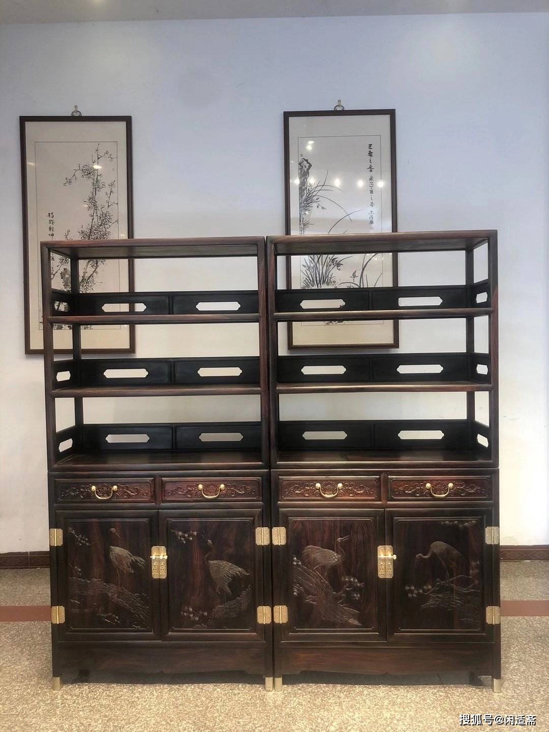 一对带有国画风格书柜大红酸枝丝翎檀雕松鹤书柜