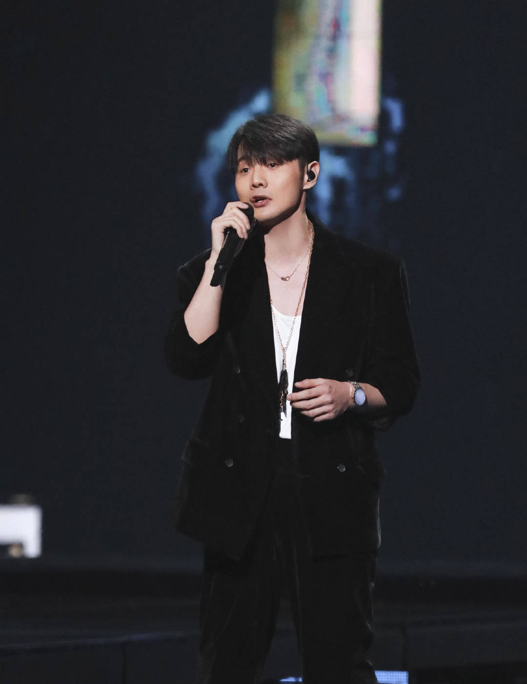 "李荣浩提词器的字比别人大一倍"上了热搜,如今艺人不背词了?