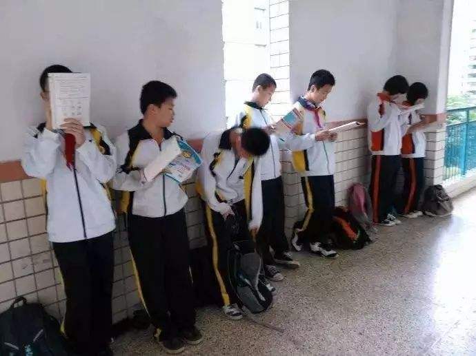 不会背诵,高中教师罚学生抄20遍,教师和学生谁过分?