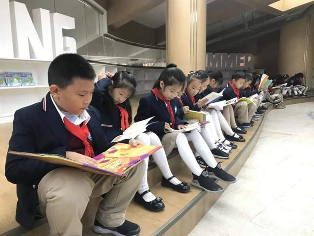 成都天府新區華陽小學多彩童年書屋相伴