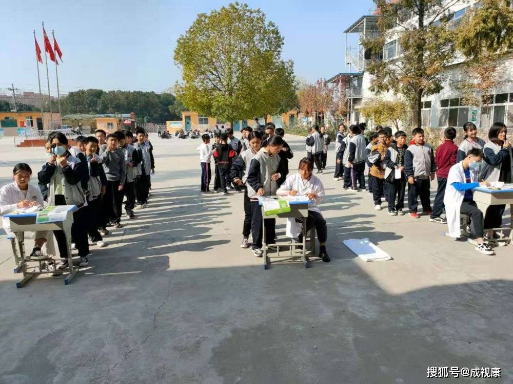 南阳市博雅书院示范学校组织开展学生视力普查活动