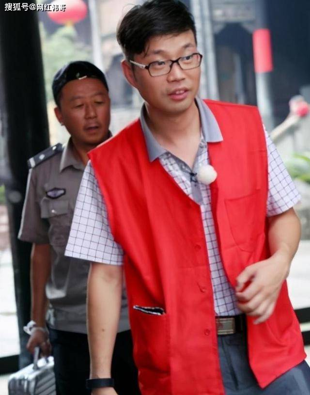 他成名后抛弃妻子,和小三一起攻击前妻,前妻却患重病离世_王迅