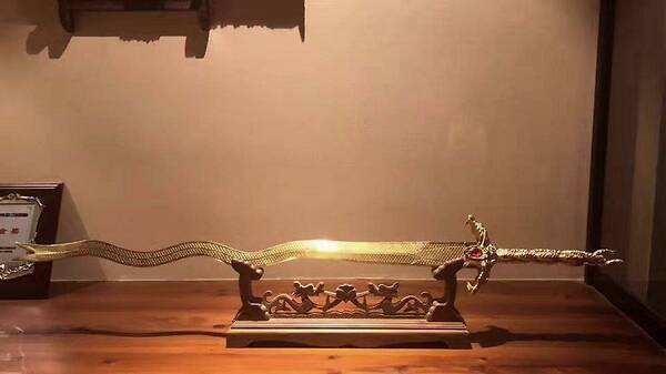 它是金蛇剑的原型,虽然用着不方便,但据说有三种"特殊"的力量