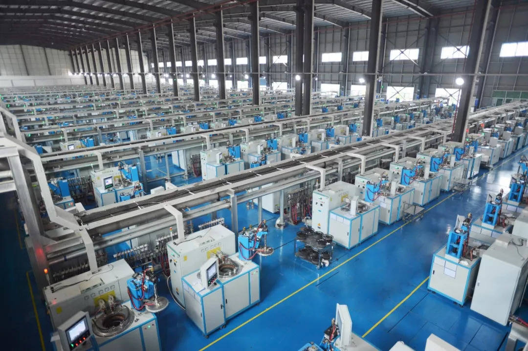 刚开始没有订单,周群飞便挨家挨户地拜访表壳厂,手表厂,不知道受了