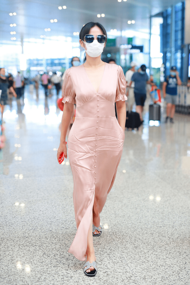 原创谭卓穿着打扮惹争议皮肤也有些松弛一头短发让她很显老