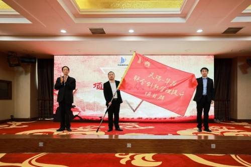 天瑞集团信息化总监,天瑞信科总经理李佳祥带领项目组全体成员宣读"天
