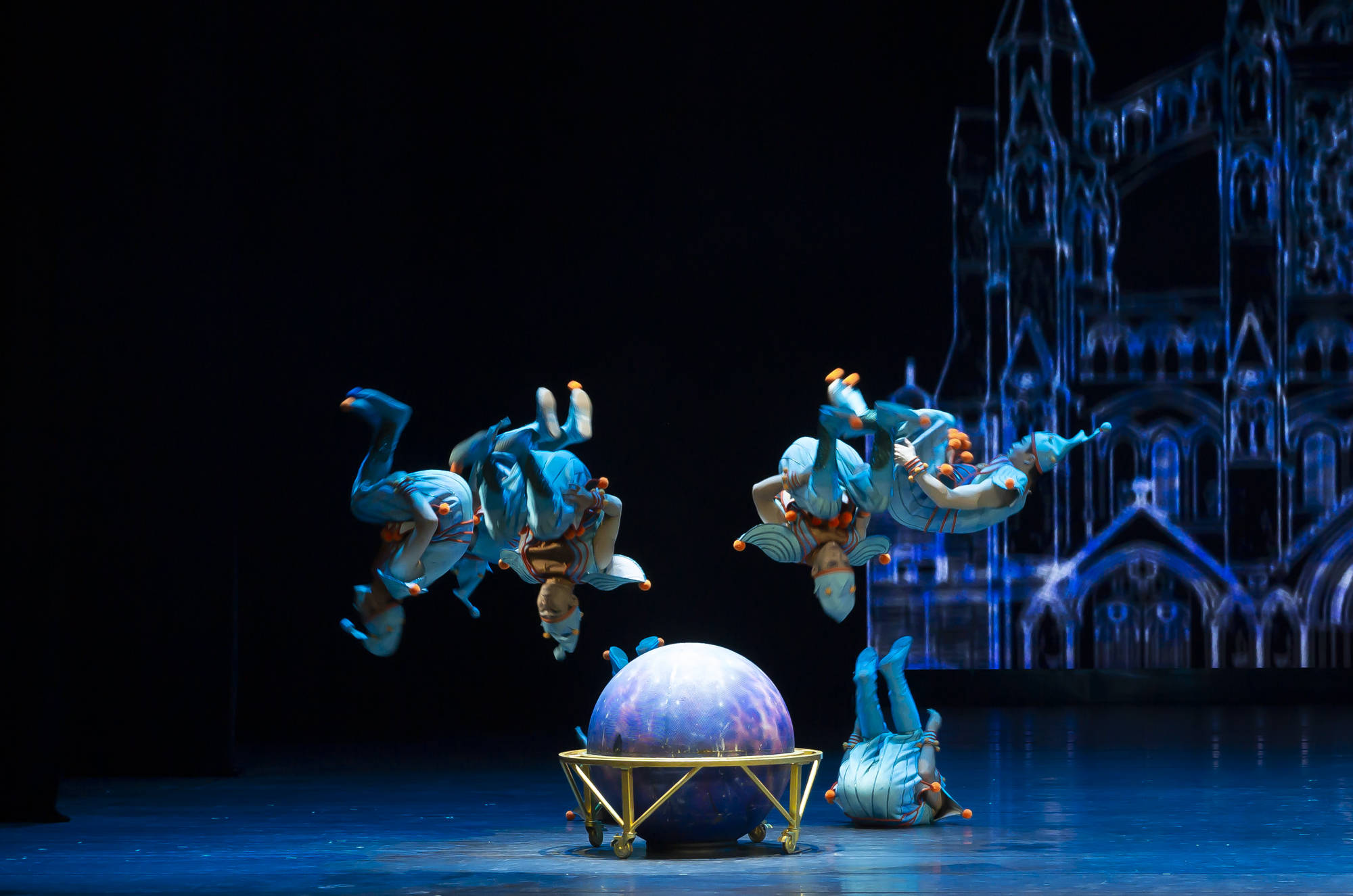 组图:西安战士战旗杂技团演出的杂技天鹅湖滨州保利大剧院精彩上演