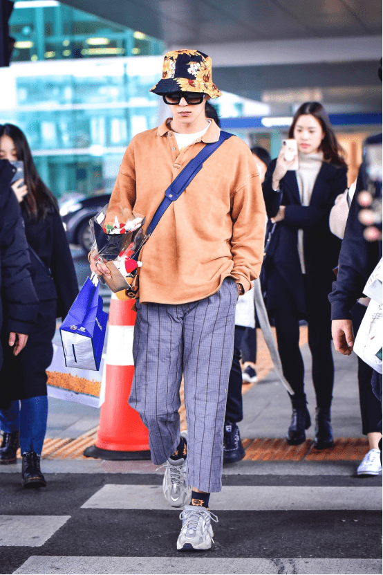 韩星宋旻浩穿搭合集围巾当帽子又潮又时髦不愧是韩国爱豆